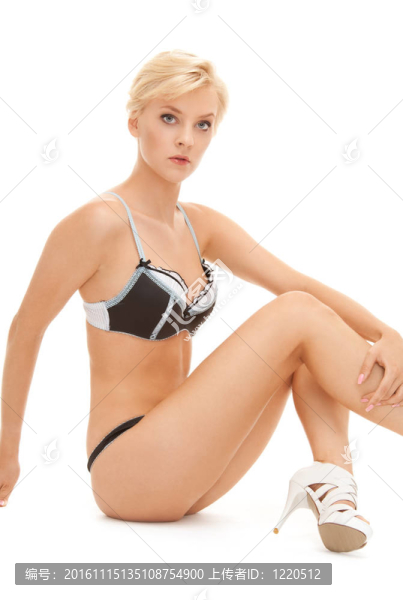 黑白內(nèi)衣的女人