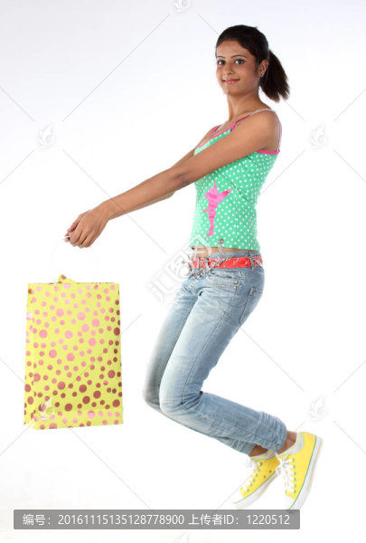 女人用購物袋跳躍