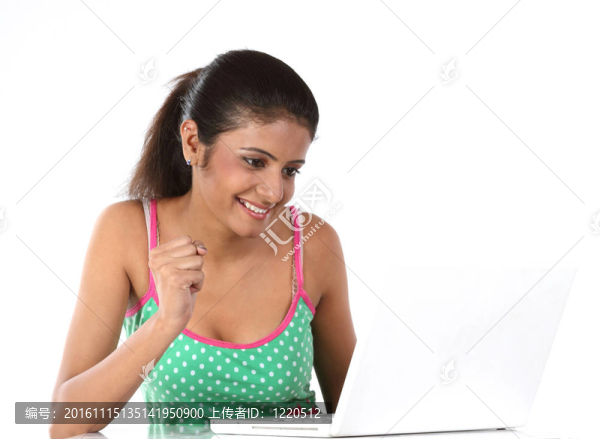 帶筆記本電腦和耳機的女人