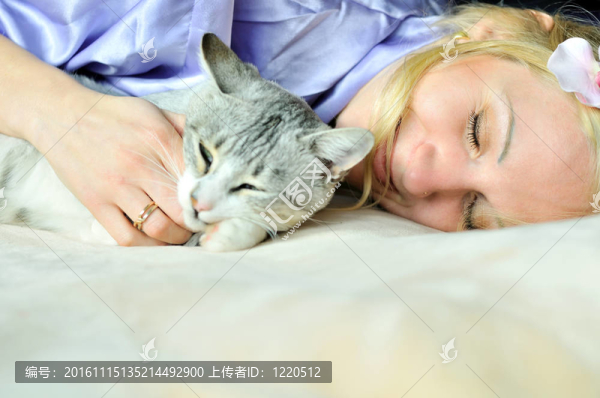 熟睡的女人和貓