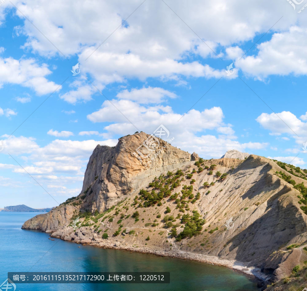 夏天多巖石的海岸線