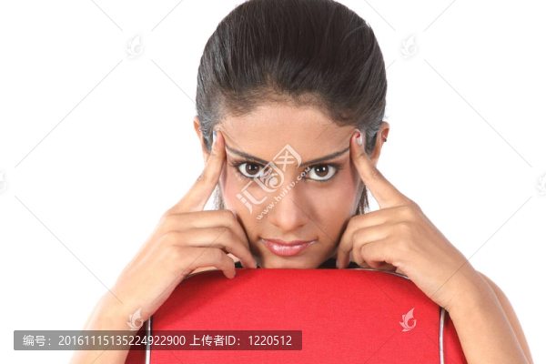 帶手提箱的印度女孩