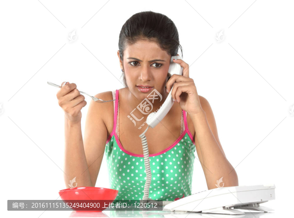 和一碗面條聊天的女孩