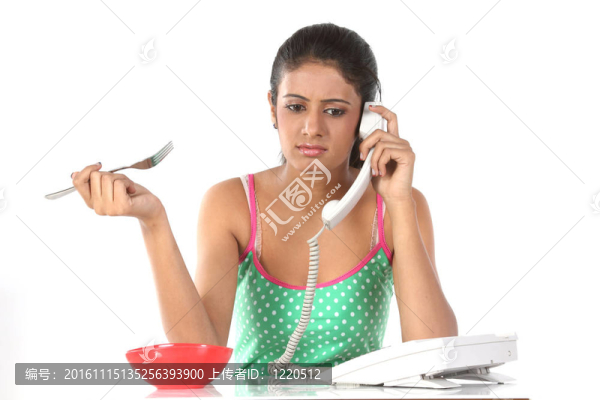 和一碗面條聊天的女孩