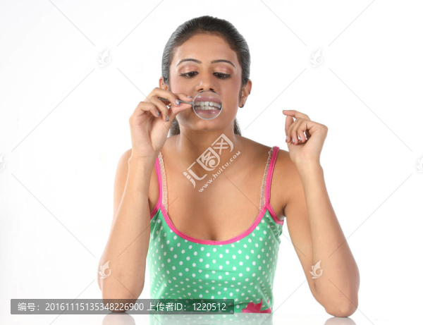 帶放大鏡的女孩