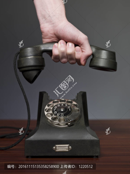男子接聽(tīng)復(fù)古電話(huà)