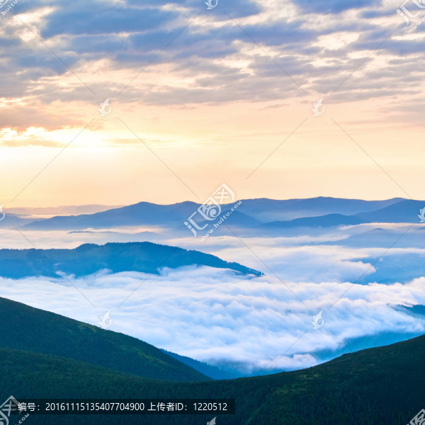 山地夏季多云日出
