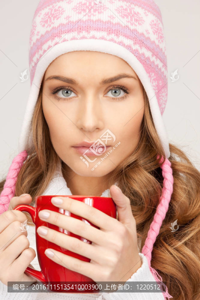 漂亮的女人用紅色的杯子