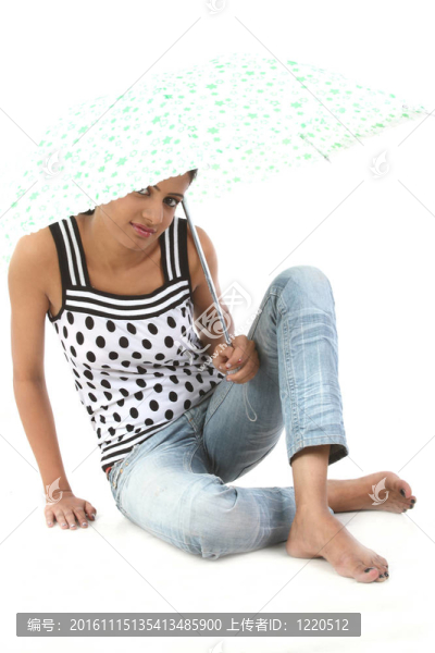 坐在傘上的女人