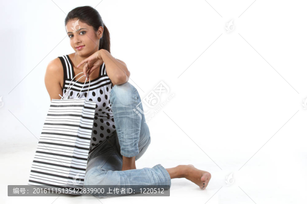帶購物袋的女人