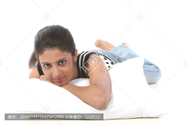 抱著她的枕頭的年輕女人