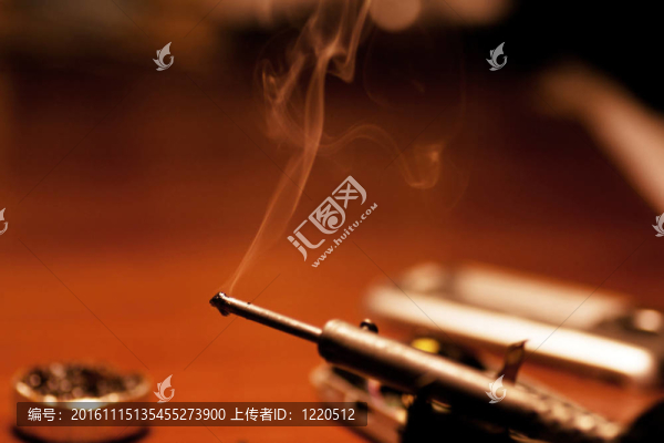 焊接鐵和煙霧接近