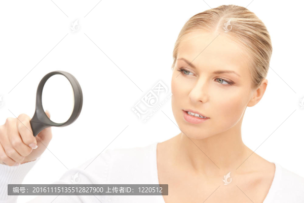 帶放大鏡的女人