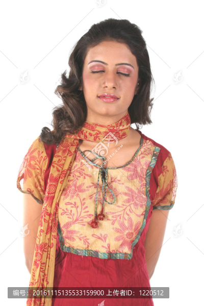 閉著眼睛的女人