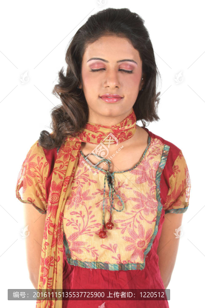 閉著眼睛的女人