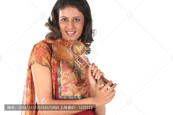 少女拿著炒棒