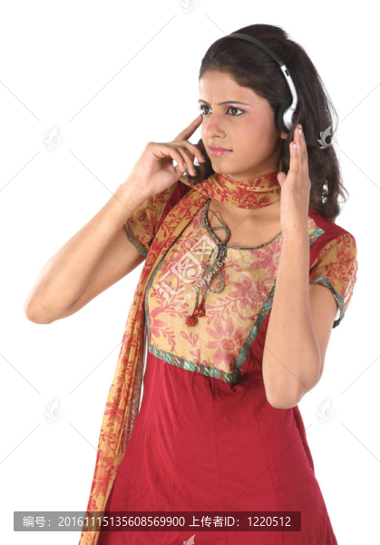 帶著頭手機(jī)的女人