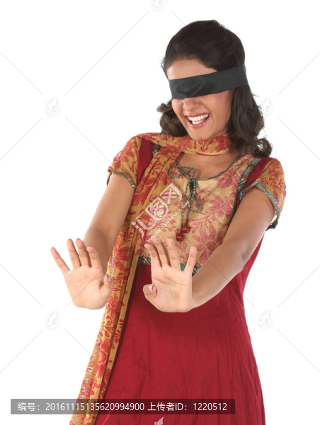 眼睛帶著帶的女人