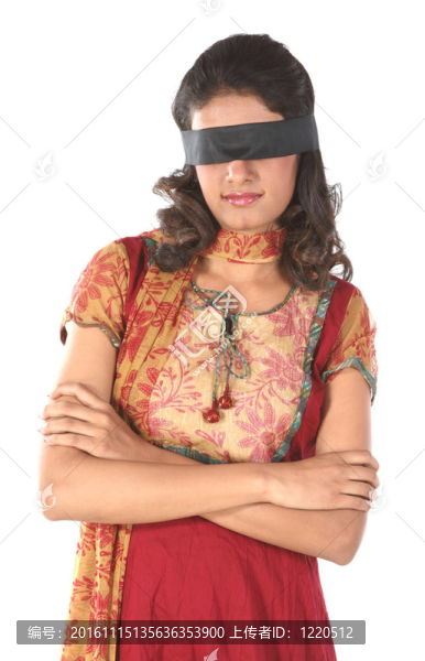 眼睛帶著帶的女人