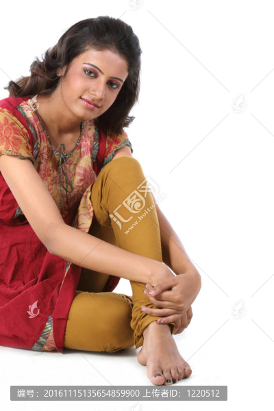 印度女孩坐在地板上