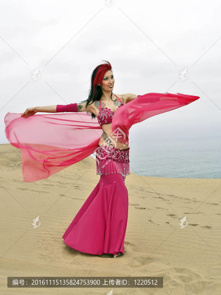 沙丘上的阿拉伯舞蹈