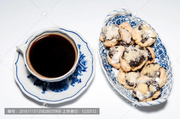 一杯有蛋糕的咖啡