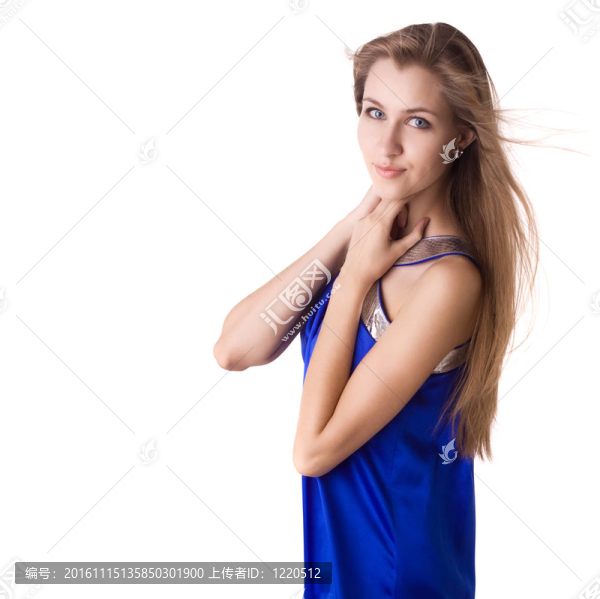 一個美麗的女人在風(fēng)中飄動的頭發(fā)肖像