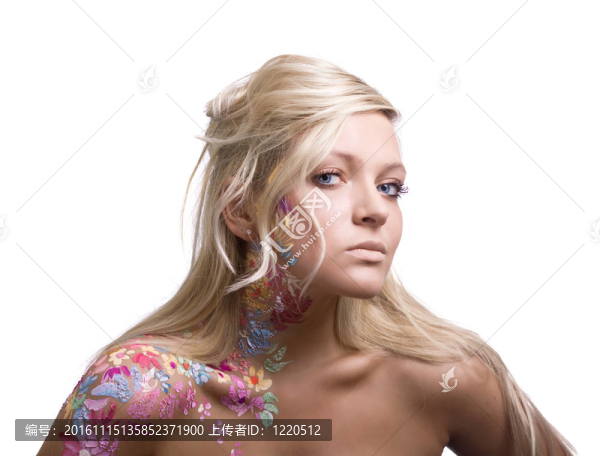 美麗的女孩與花的主題bodyart在白色背景的肖像