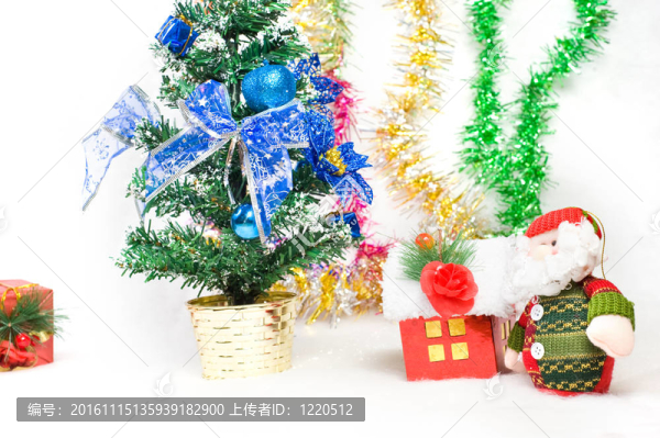 圣誕禮物在圣誕樹前問(wèn)候Santa