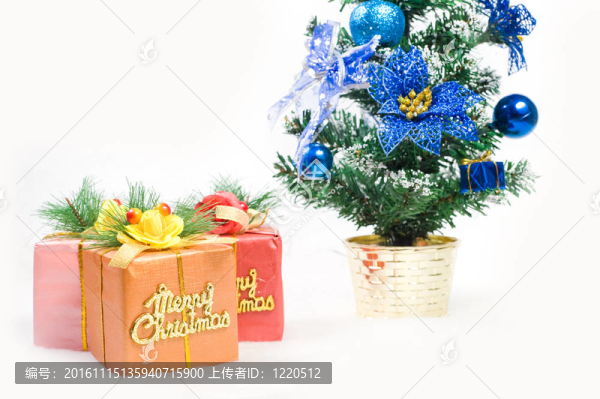 圣誕樹前的圣誕禮物