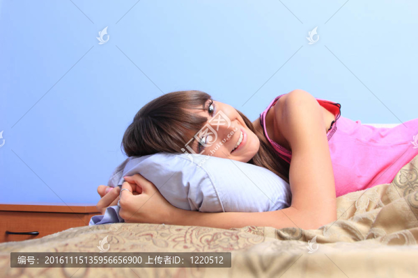 在床上的黑發(fā)女孩