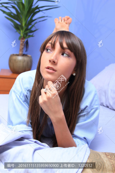 在床上的黑發(fā)女孩