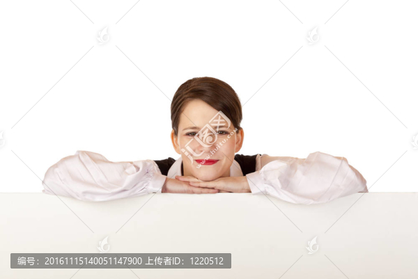 年輕快樂的女人倚在空白廣告牌上