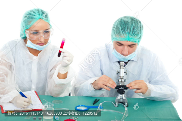在實驗室工作的科學家