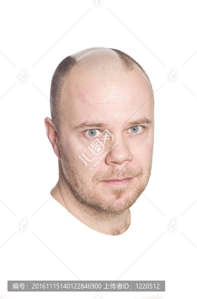 男子剃他的頭