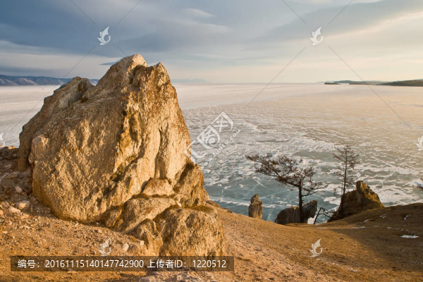 Baikal。在布爾罕角的早晨。