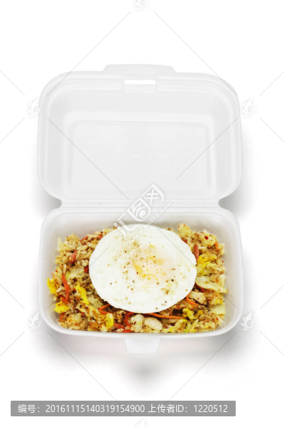 在開(kāi)放的泡沫塑料箱雞蛋炒飯