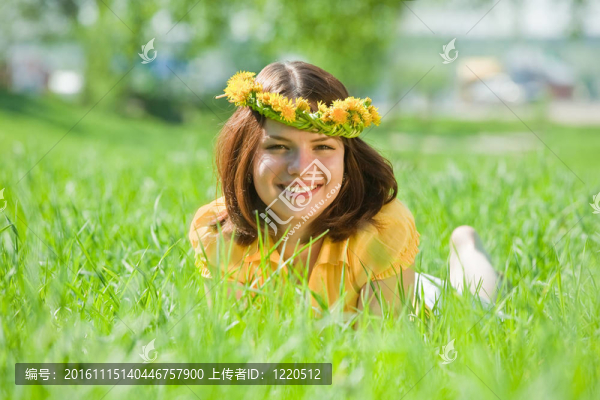 在蒲公英花冠的女孩-匯圖網(wǎng) www.fosd68.com 在蒲公英花冠的女孩
