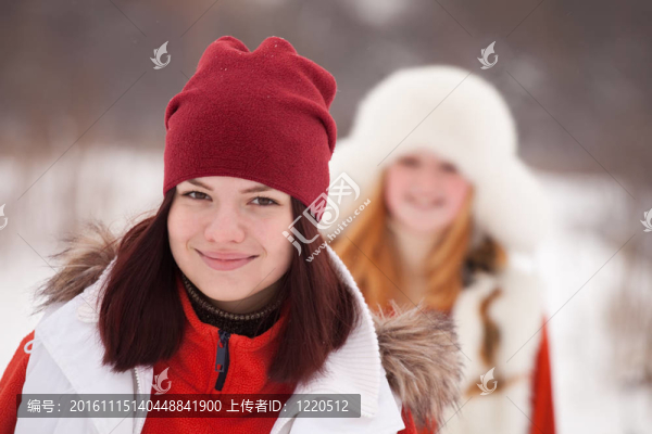 在冬季公園的女孩鍛煉