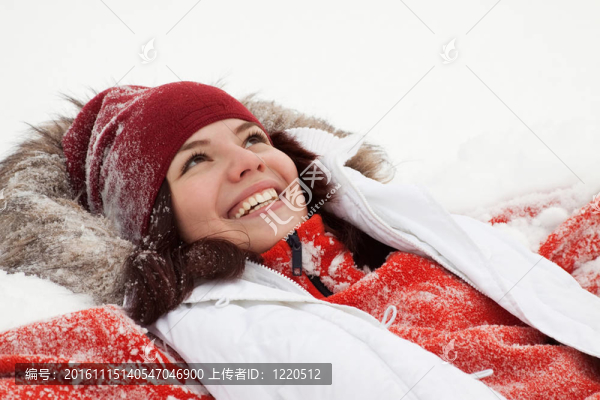 躺在雪上的女孩