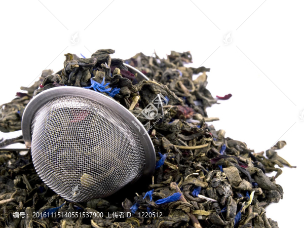 在白色背景和綠茶葉如意