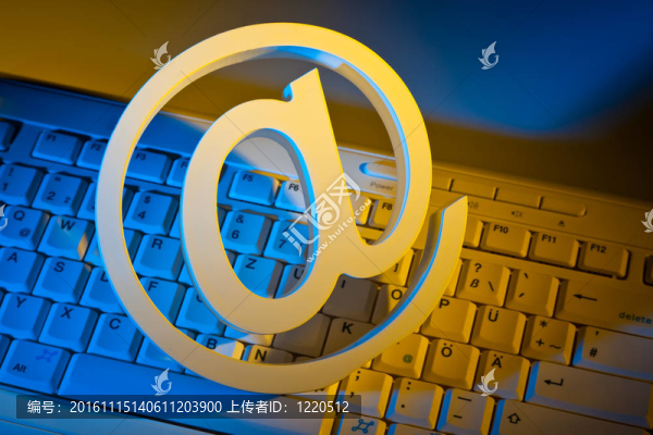 電子郵件標(biāo)志和計算機鍵盤。