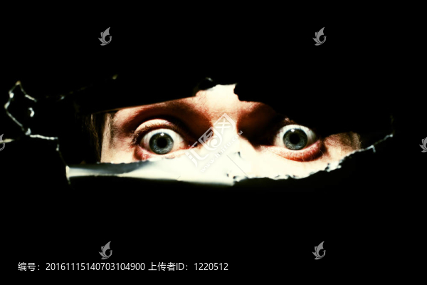 一個(gè)男人的可怕的眼睛-匯圖網(wǎng) www.fosd68.com 一個(gè)男人的可怕的眼睛