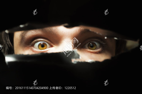 一個(gè)男人的可怕的眼睛-匯圖網(wǎng) www.fosd68.com 一個(gè)男人的可怕的眼睛