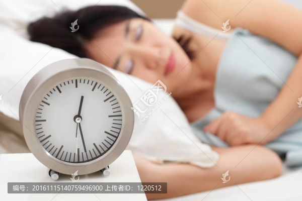 帶時鐘的睡女人