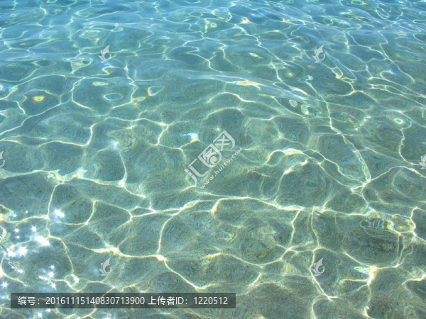 清澈的海水在海里