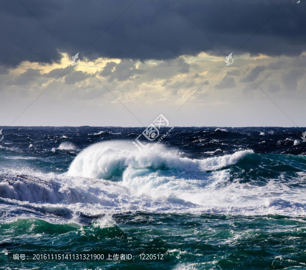 風(fēng)暴中的高海浪