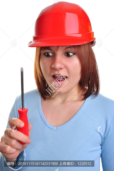 戴頭盔的年輕婦女抱著一個srewdriver
