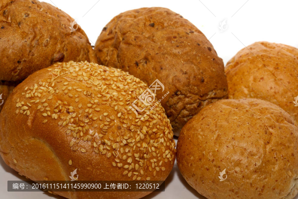 個(gè)全麥和黑麥面包和孤立