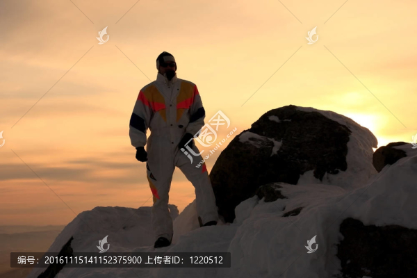 高山滑雪。日落。